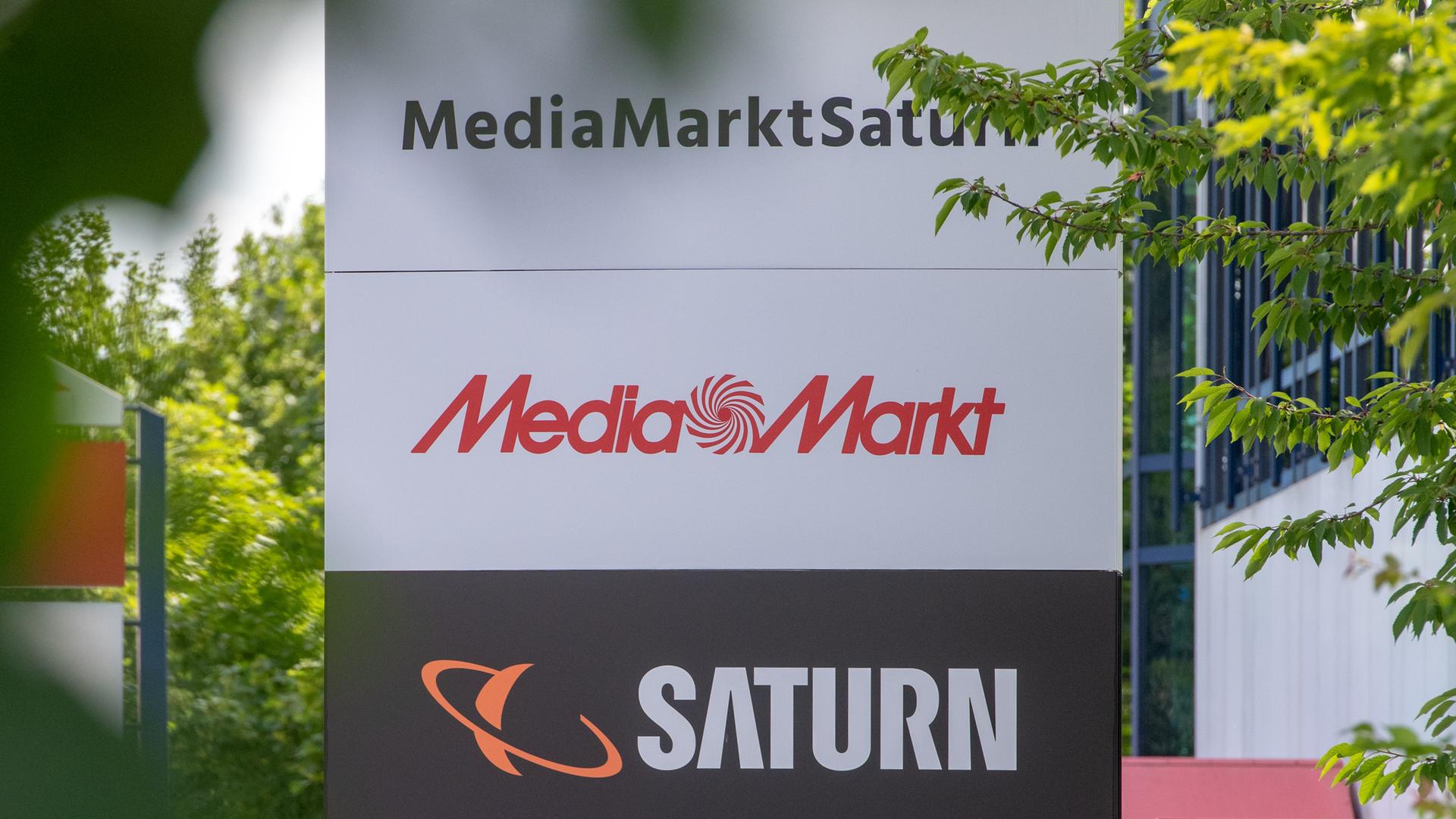 Ein Schild mit den Schriftzügen von Media Markt und Saturn, aufgenommen vor der Firmenzentrale der MediaMarktSaturn-Gruppe. 