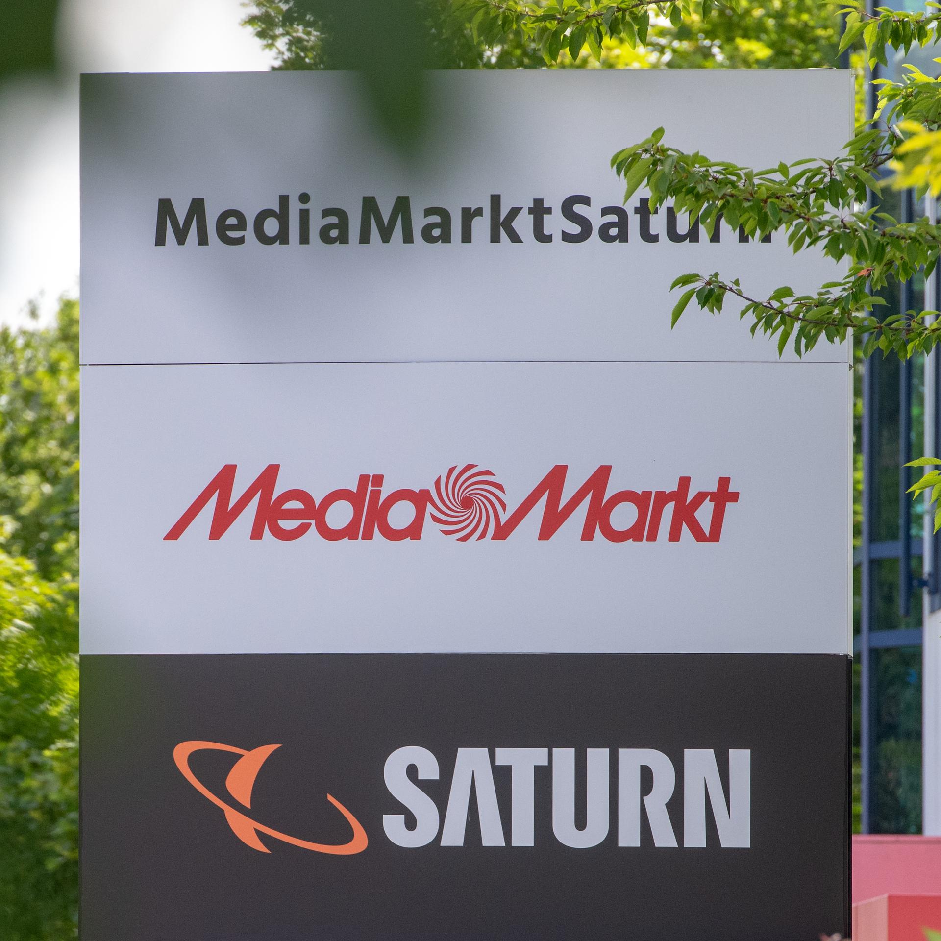 Ein Schild mit den Schriftzügen von Media Markt und Saturn, aufgenommen vor der Firmenzentrale der MediaMarktSaturn-Gruppe. 