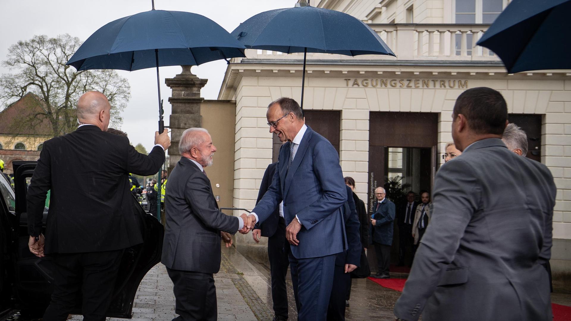 Bundeskanzler Friedrich Merz begrüßt vor Schloss Herrenhausen den brasilianischen Präsidenten Luiz Inacio Lula da Silva.