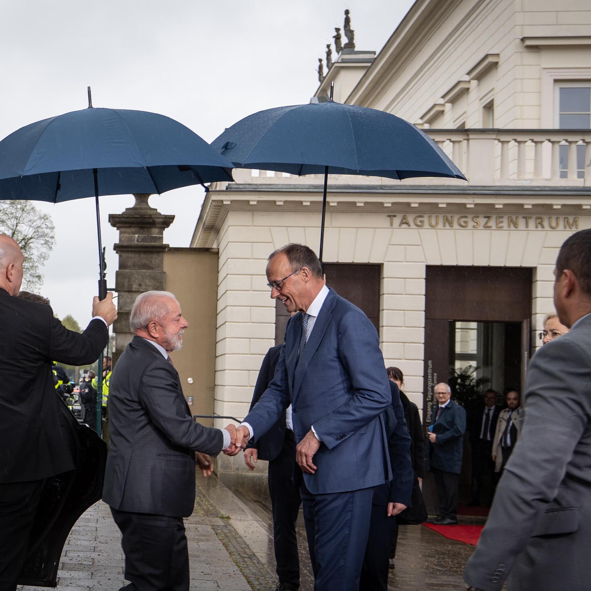 Bundeskanzler Friedrich Merz begrüßt vor Schloss Herrenhausen den brasilianischen Präsidenten Luiz Inacio Lula da Silva.
