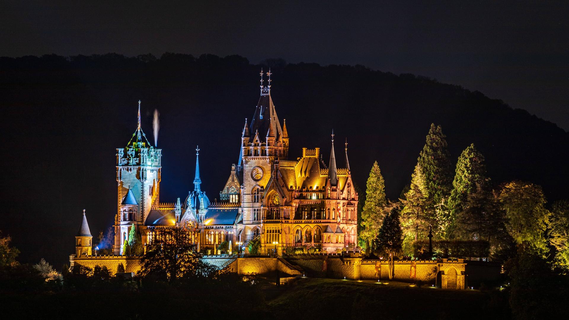 Die beleuchtete Drachenburg bei Nacht im Siebengebirge bei Königswinter. Aufgenommen vom Rodderberg. Die beleuchtete Drachenburg bei Nacht im Siebengebirge bei Königswinter. Aufgenommen vom Rodderberg.