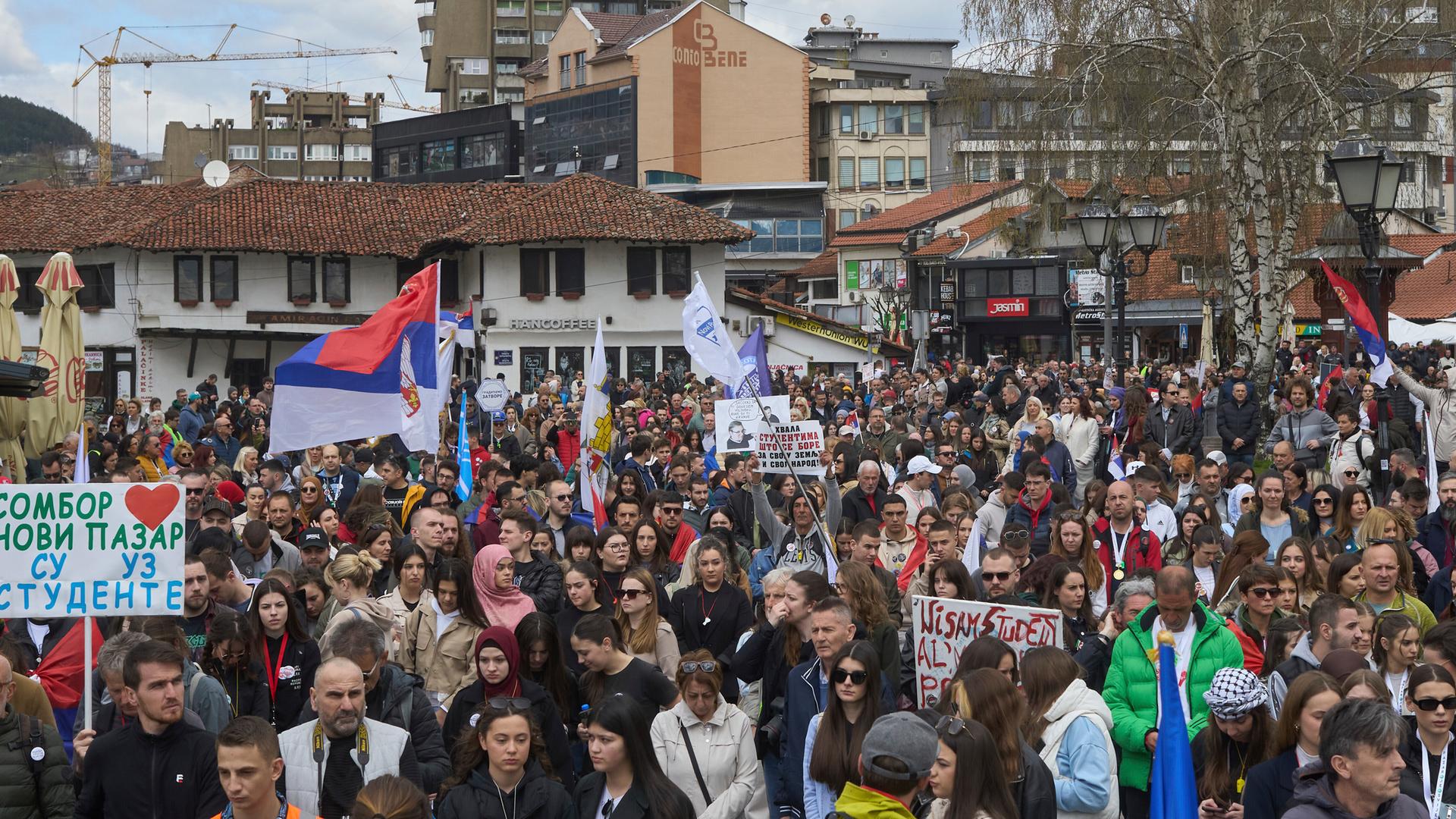 Menschen sind zu einer Demonstration in der serbischen Stadt Novi Pazar versammelt. Menschen sind zu einer Demonstration in der serbischen Stadt Novi Pazar versammelt.