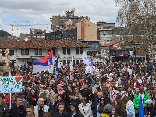 Menschen sind zu einer Demonstration in der serbischen Stadt Novi Pazar versammelt.