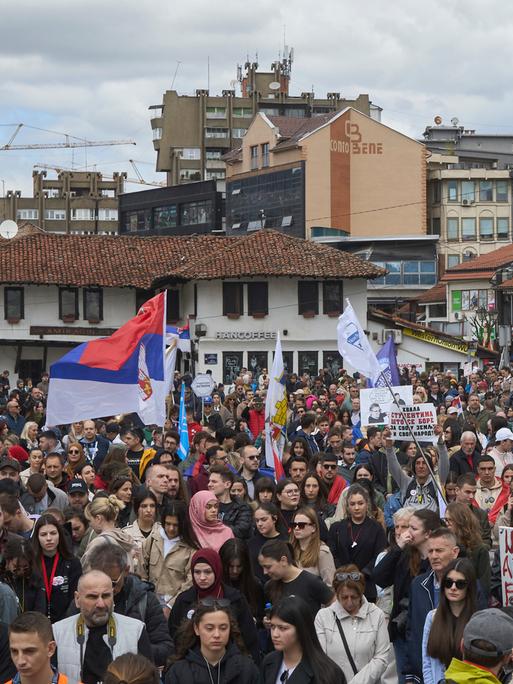 Menschen sind zu einer Demonstration in der serbischen Stadt Novi Pazar versammelt. Menschen sind zu einer Demonstration in der serbischen Stadt Novi Pazar versammelt.