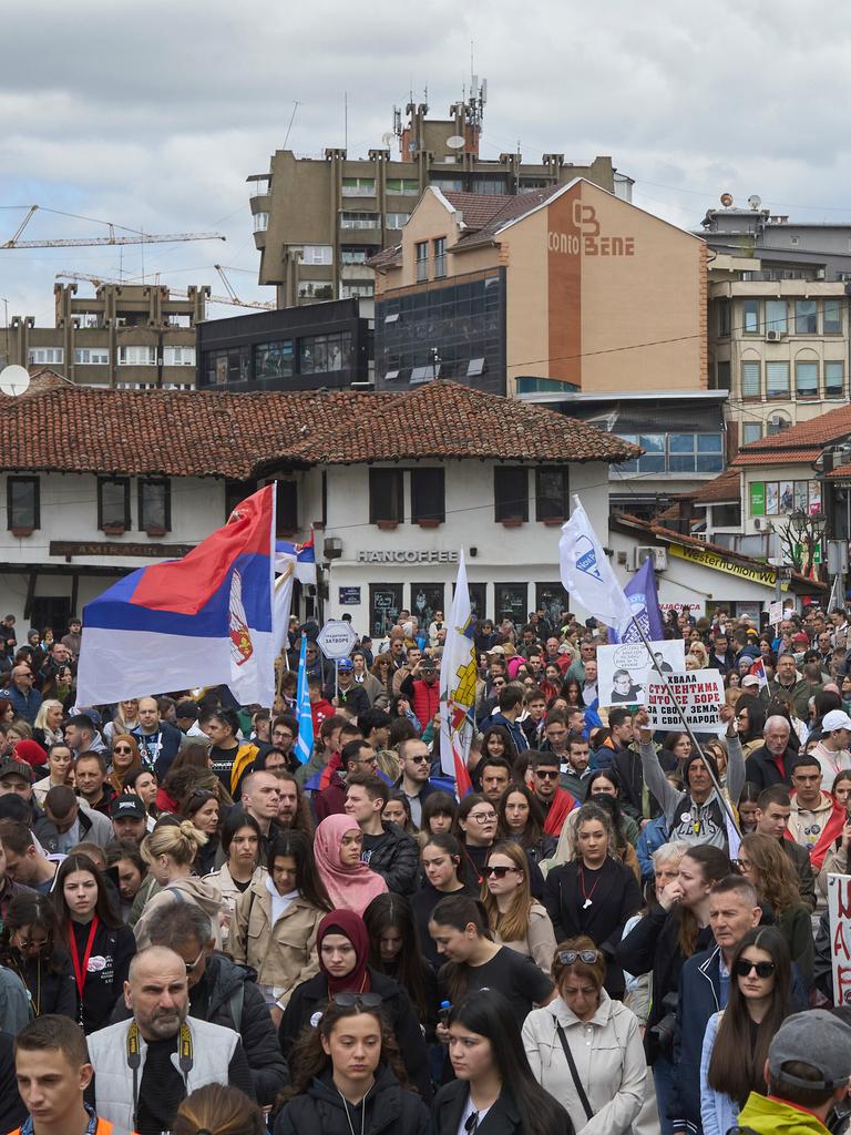 Menschen sind zu einer Demonstration in der serbischen Stadt Novi Pazar versammelt.