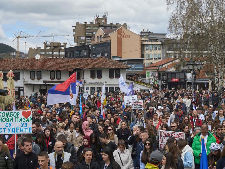 Menschen sind zu einer Demonstration in der serbischen Stadt Novi Pazar versammelt. Menschen sind zu einer Demonstration in der serbischen Stadt Novi Pazar versammelt.