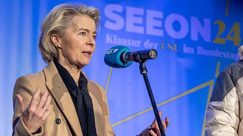 Ursula von der Leyen, Präsidentin der Europäischen Kommission, spricht während der Winterklausur der CSU im Bundestag im Kloster Seeon.