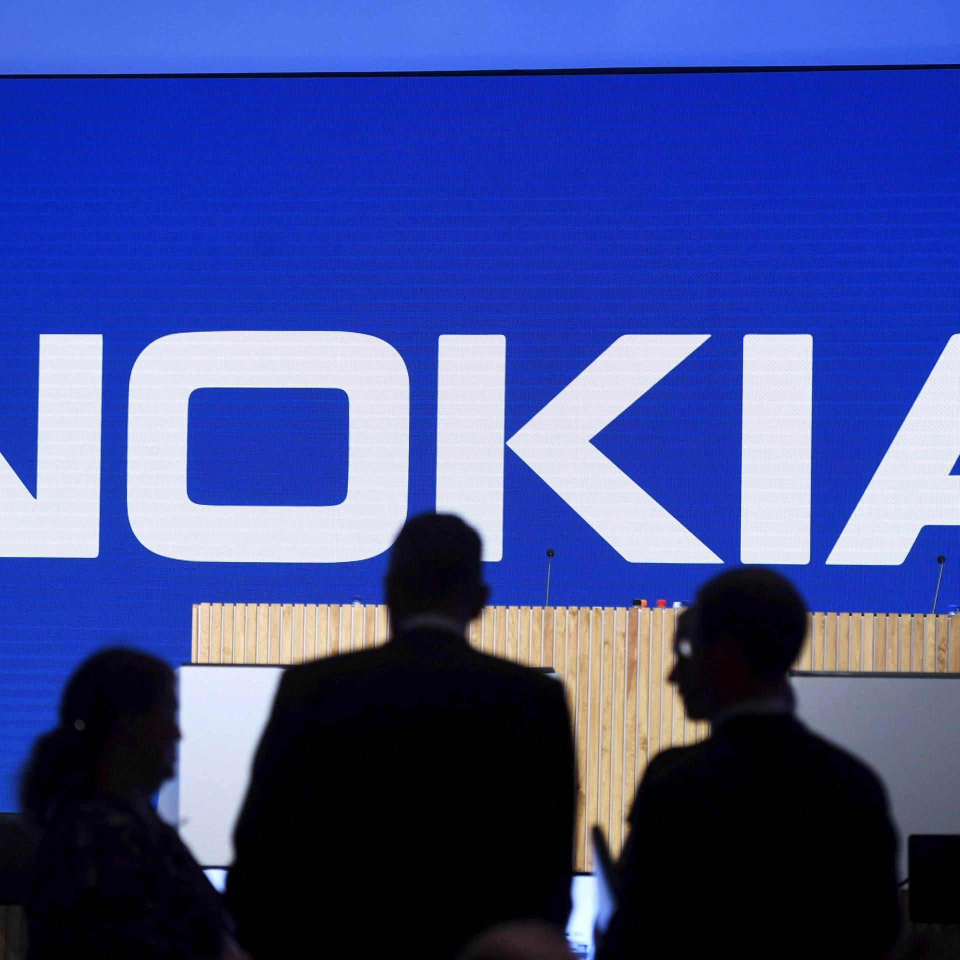 Der Schriftzug von Nokia ist zu sehen. Davor vier dunkle Schatten.