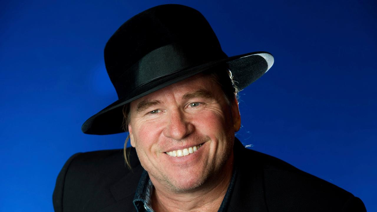Ein Porträt von Val Kilmer mit Hut. 
