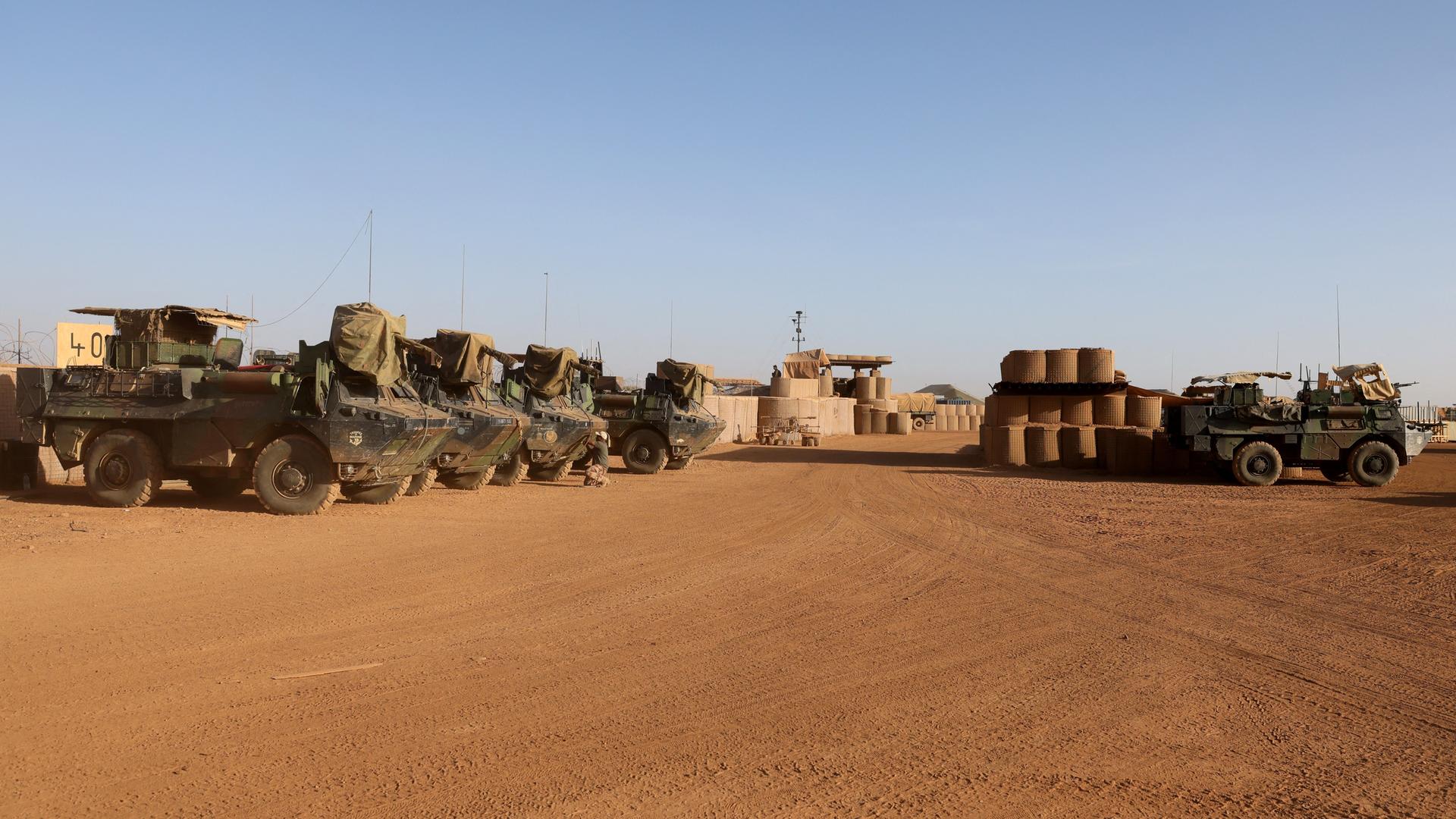 Militärpanzer in der Sahelzone. Militärpanzer in der Sahelzone.