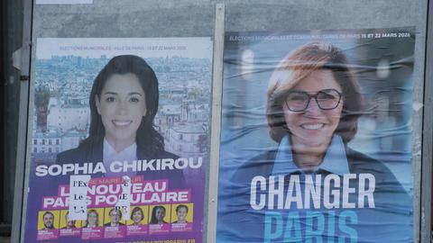 Zwei Wahlplakate in Paris zeigen die Kandidatinnen Chikirou und Dati.
