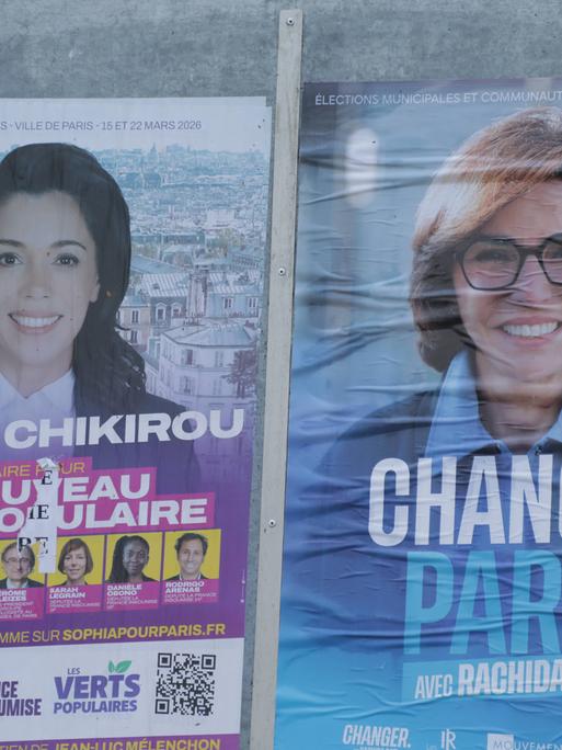 Zwei Wahlplakate in Paris zeigen die Kandidatinnen Chikirou und Dati.
