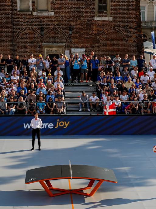 Die Rumänin Kinga Barabasi im Duell mit der Französin Amelie Julina im Teqball bei den European Games in Krakau
