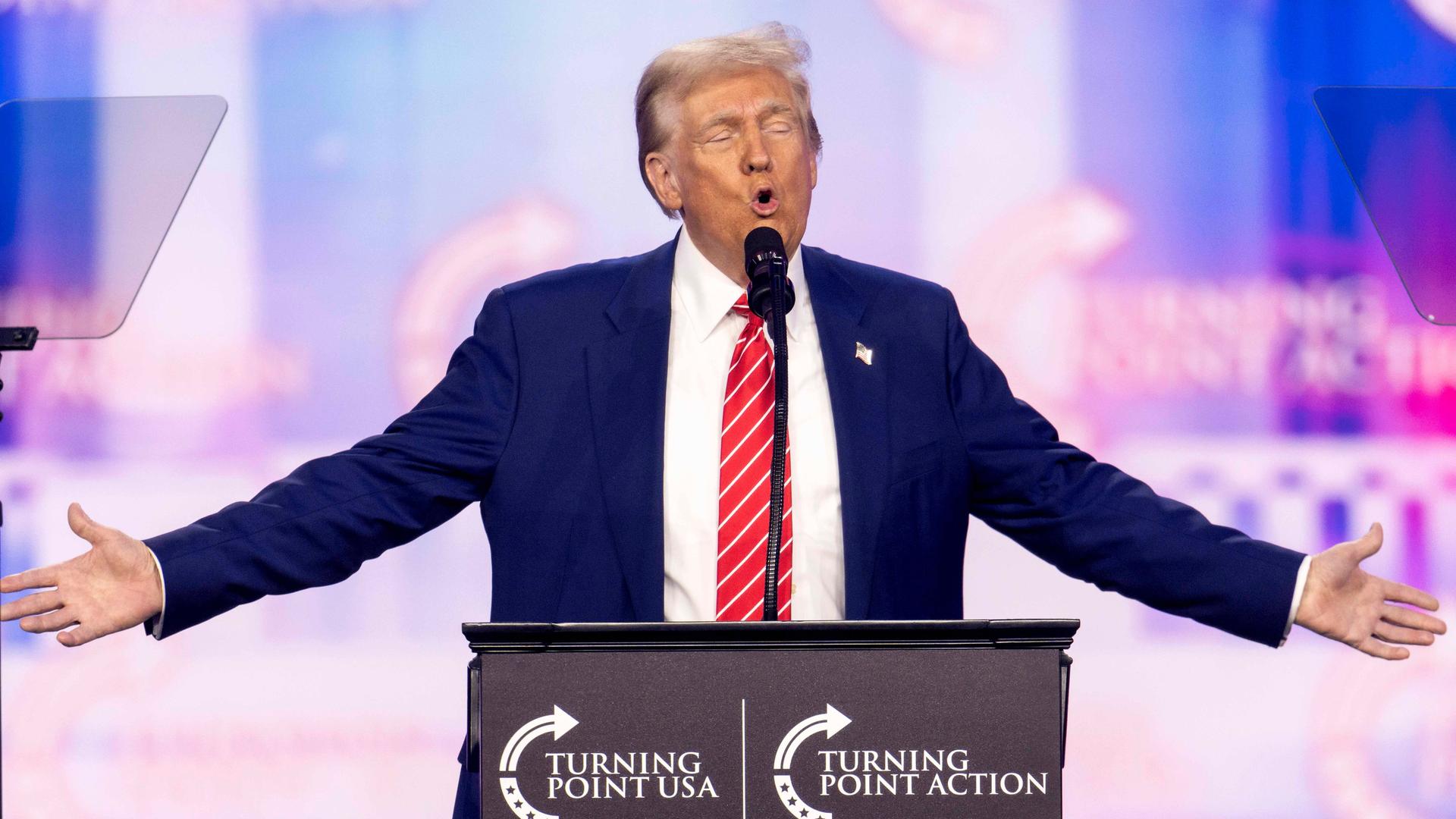 Donald Trump hält eine Rede bei der Veranstaltung "Turning Point USA's AmericaFest 2024" in Phoenix, Arizona.