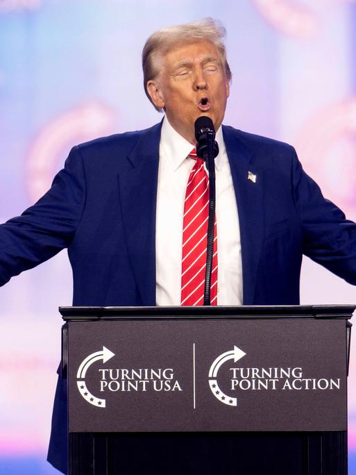 Donald Trump hält eine Rede bei der Veranstaltung "Turning Point USA's AmericaFest 2024" in Phoenix, Arizona.