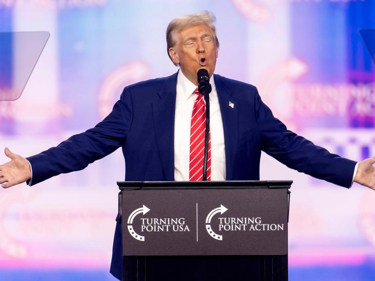 Donald Trump hält eine Rede bei der Veranstaltung "Turning Point USA's AmericaFest 2024" in Phoenix, Arizona.