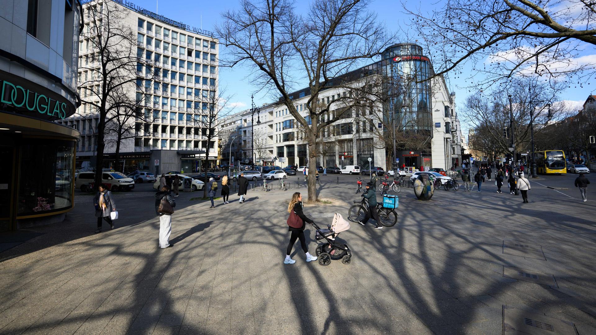 Der Platz zwischen Kurfürstendamm, Uhlandstraße und Grolmanstraße in Berlin-Charlottenburg soll 20 Jahre nach dessen Tod nach Harald Juhnke, Berliner Schauspieler und Entertainer, benannt werden. Der Platz zwischen Kurfürstendamm, Uhlandstraße und Grolmanstraße in Berlin-Charlottenburg soll 20 Jahre nach dessen Tod nach Harald Juhnke, Berliner Schauspieler und Entertainer, benannt werden.