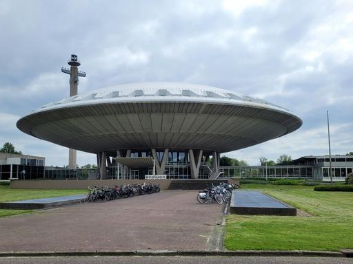 Die futuristische Form des Evoluon soll an ein außerirdisches Raumschiff erinnern