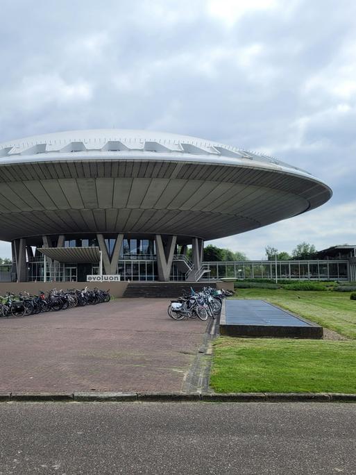 Die futuristische Form des Evoluon soll an ein außerirdisches Raumschiff erinnern