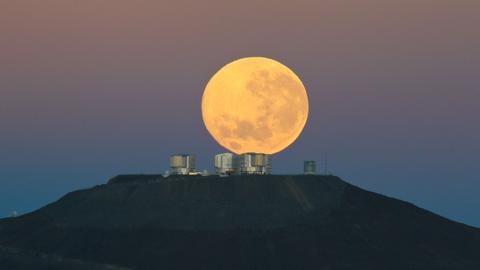 Monduntergang hinter dem Very Large Telescope in Chile