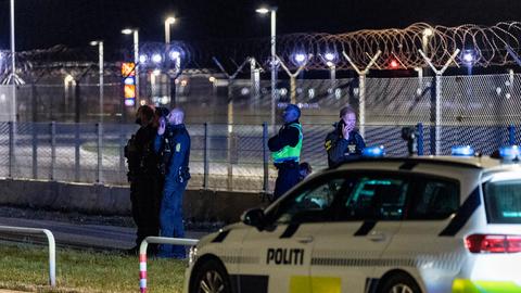 Dänische Polizisten patrouillieren am Flughafen Kopenhagen.
