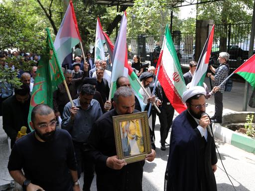 Akademiker der Teheraner Universität schwenken bei einer Demonstration anlässlich der Tötung von Hamas-Chef Ismail Hanija Palästina- und Iran-Flaggen und halten ein Bild des Verstorbenen.
