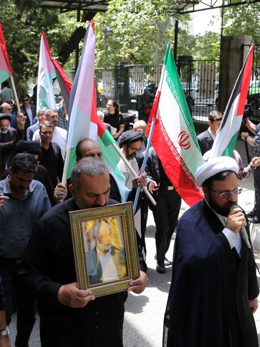 Akademiker der Teheraner Universität schwenken bei einer Demonstration anlässlich der Tötung von Hamas-Chef Ismail Hanija Palästina- und Iran-Flaggen und halten ein Bild des Verstorbenen.