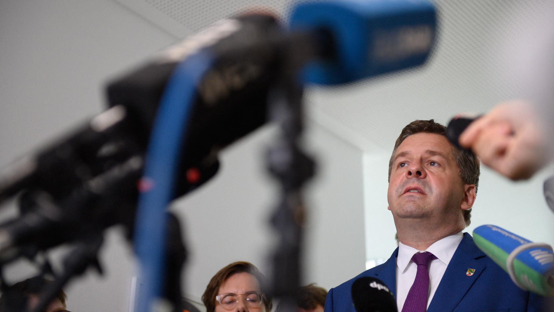 Sven Schulze, geschäftsführender Ministerpräsident des Landes Sachsen-Anhalt, spricht im Landtag nach der konstituierenden Sitzung der CDU-Landtagsfraktion zu Medienvertretern. Sven Schulze, geschäftsführender Ministerpräsident des Landes Sachsen-Anhalt, spricht im Landtag nach der konstituierenden Sitzung der CDU-Landtagsfraktion zu Medienvertretern.