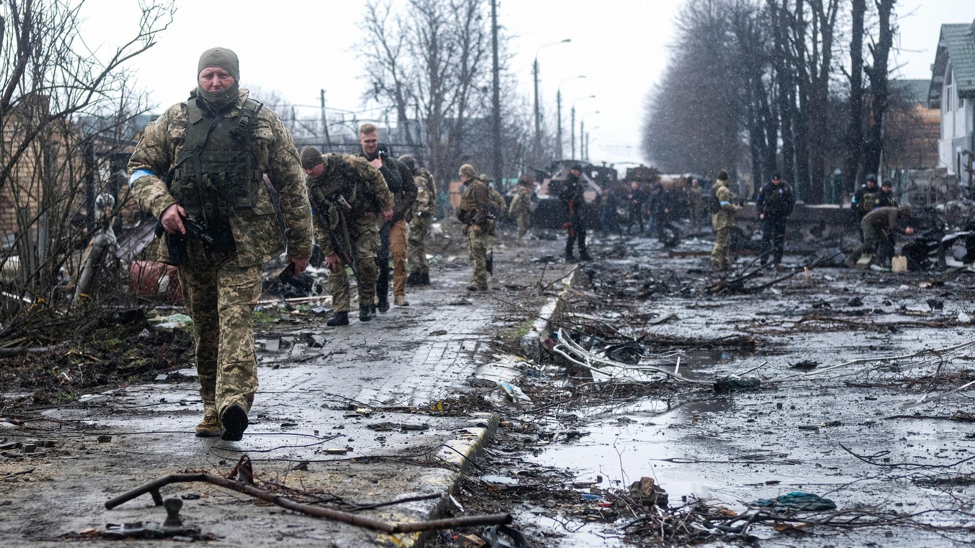 Soldaten in Butscha, einem Vorort der Hauptstadt Kiew