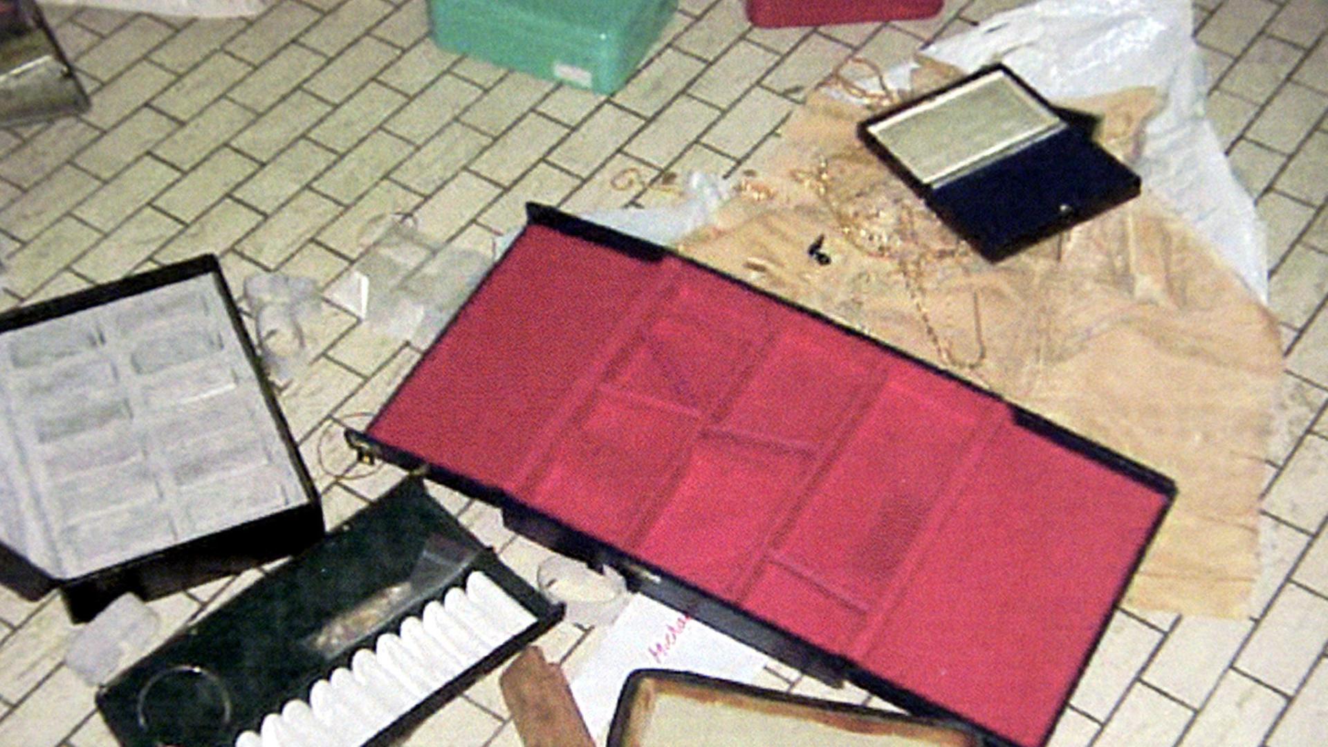 Auf dem Boden des Antwerp World Diamond Center liegen Schmuckschatullen und Geldkassetten nachdem dort Schmuck im Wert vieler Millionen Euro gestohlen wurde.
