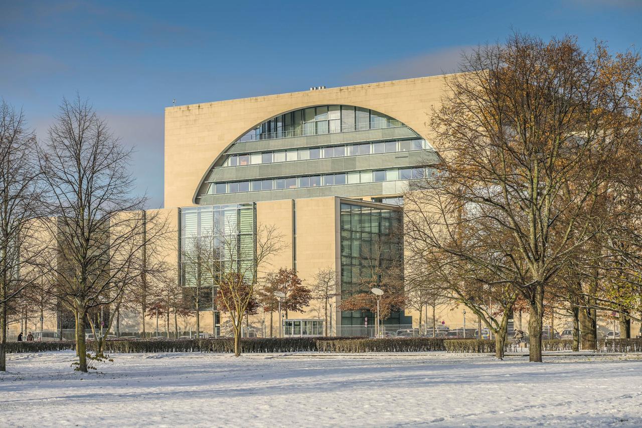 Das Bundeskanzleramt im winterlichen Berlin. 