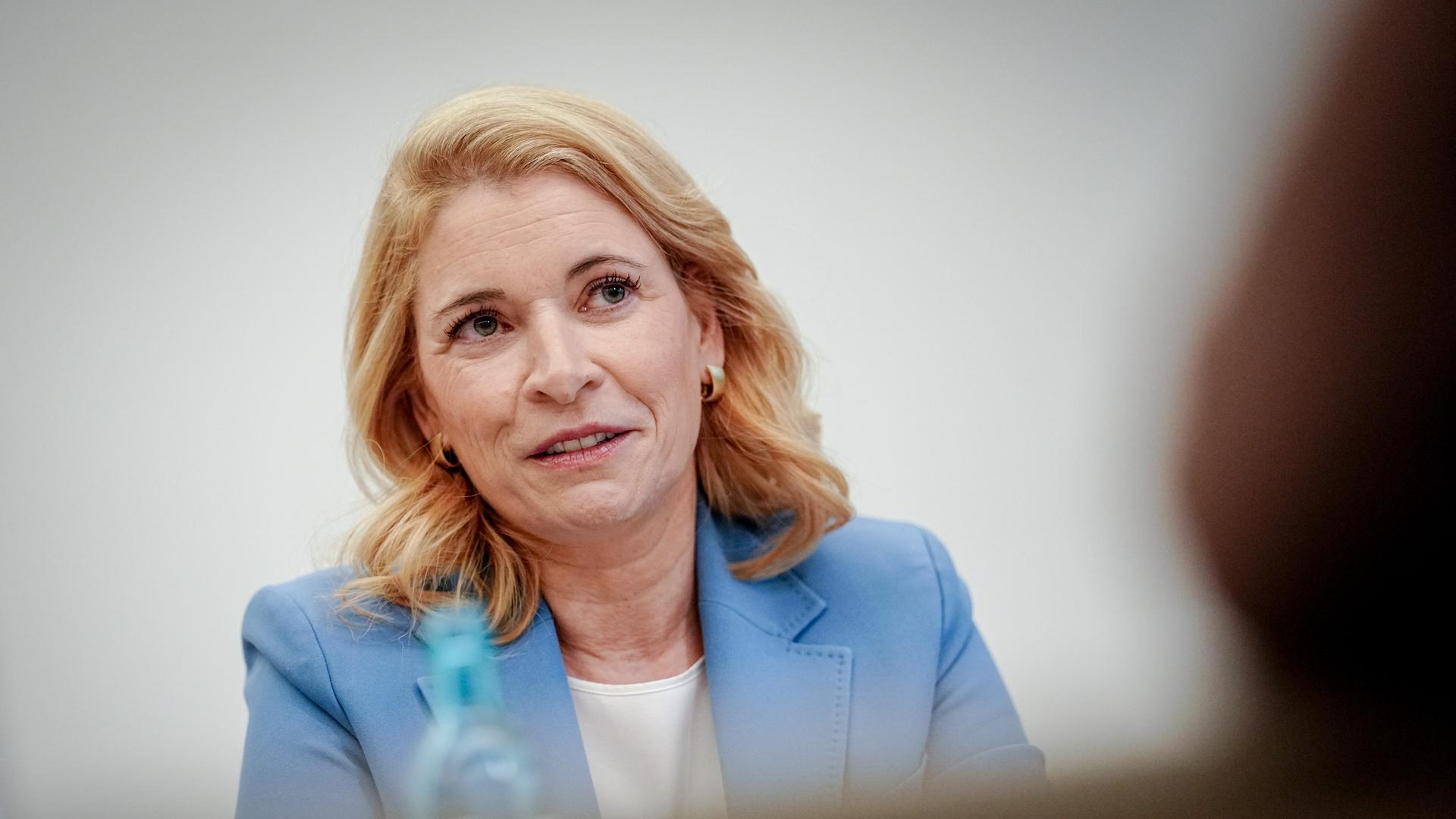Berlin: Evelyn Palla, Vorstandsvorsitzende der Deutschen Bahn, spricht in einem Interview mit Journalisten der Deutschen Presse-Agentur.