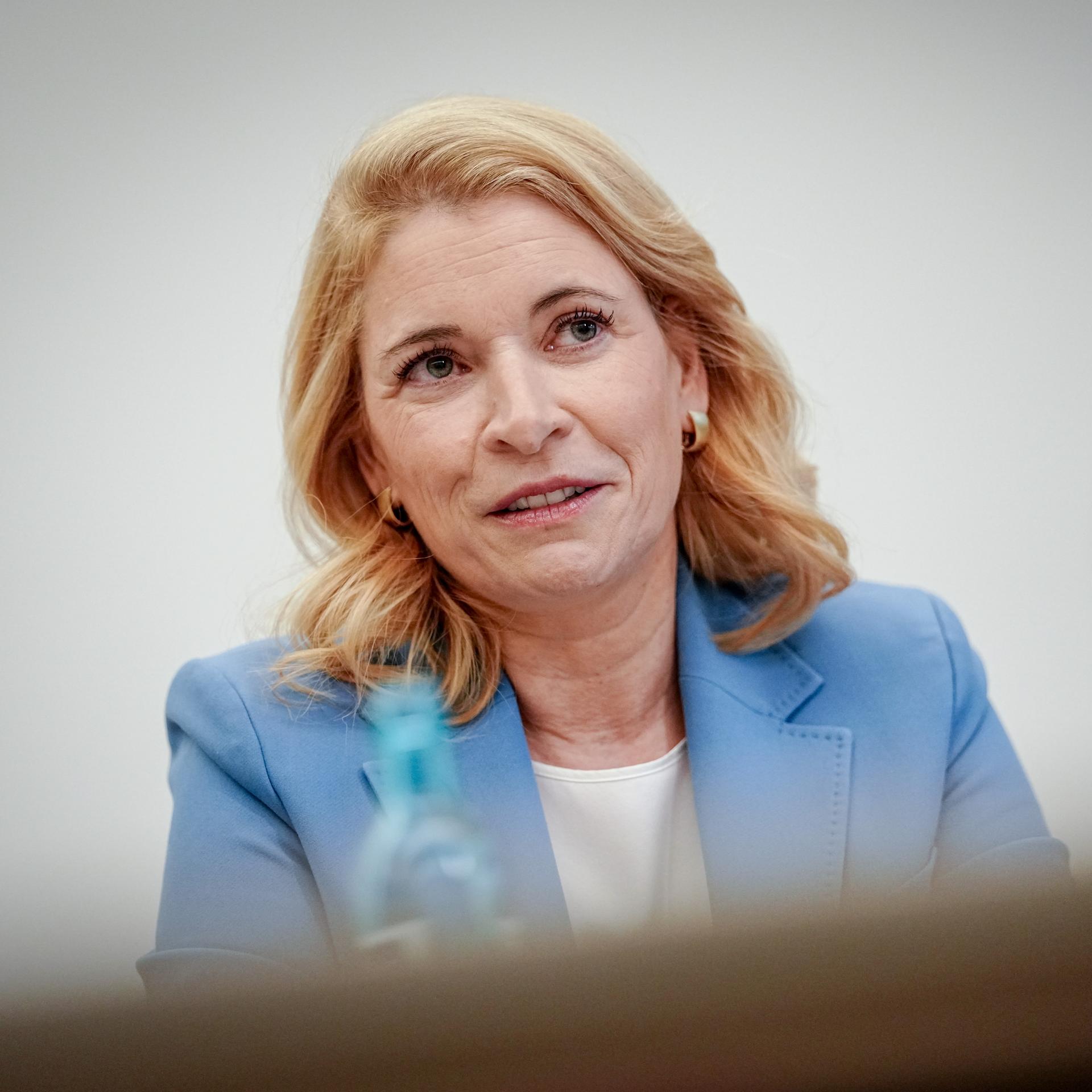 Berlin: Evelyn Palla, Vorstandsvorsitzende der Deutschen Bahn, spricht in einem Interview mit Journalisten der Deutschen Presse-Agentur.