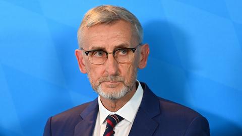 Armin Schuster, Innenminister Sachsens, bei einer Pressekonferenz am 18.10.2024 in München