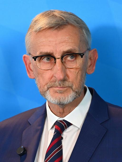 Armin Schuster, Innenminister Sachsens, bei einer Pressekonferenz am 18.10.2024 in München