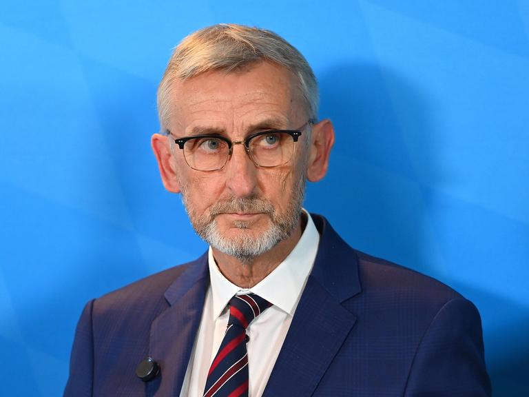 Armin Schuster, Innenminister Sachsens, bei einer Pressekonferenz am 18.10.2024 in München