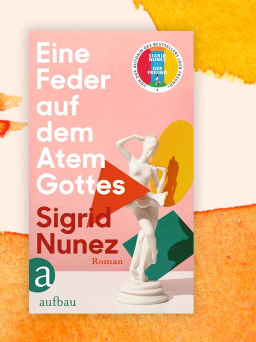 Sigrid Nunez' Buch "Eine Feder auf dem Atem Gottes": Das Buchcover zeigt die kleine Gipsfigur einer Frau umgeben von verschiedenfarbigen geometrischen Figuren.
