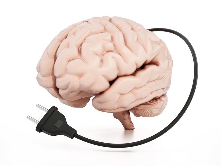 Illustration eines menschlichen Gehirns an dem ein Stromkabel mit Stecker hängt.