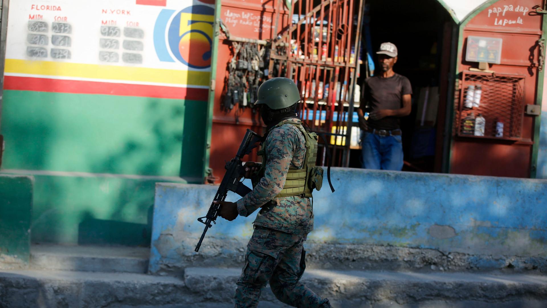 Ein Soldat patrouilliert am Rande des internationalen Flughafens in Port-au-Prince, Haiti.