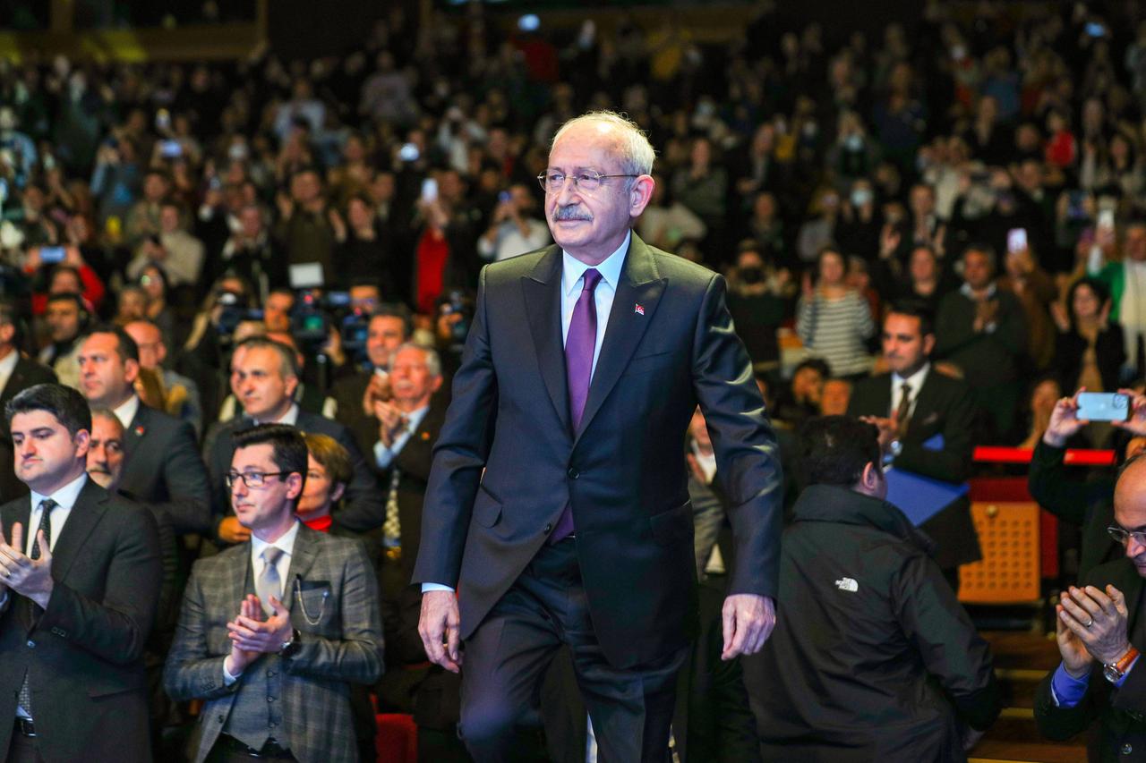 Kemal Kilicdaroglu, Vorsitzender der sozialdemokratischen CHP, tritt gegen Präsident Recep Tayyip Erdogan an. Er steht mit dem Rücken gewandt vor einer Menschenmenge, die applaudiert.