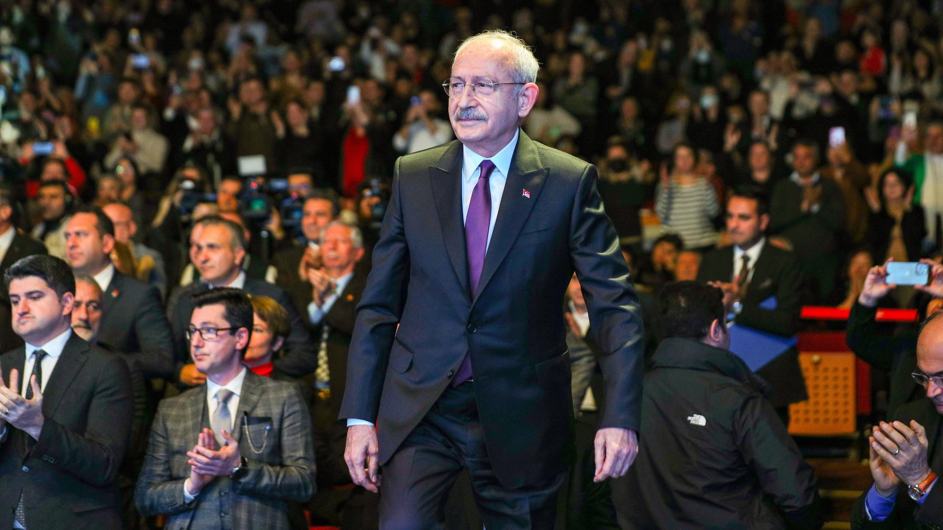 Kemal Kilicdaroglu, Vorsitzender der sozialdemokratischen CHP, steht mit dem Rücken gewandt vor einer Menschenmenge, die applaudiert.