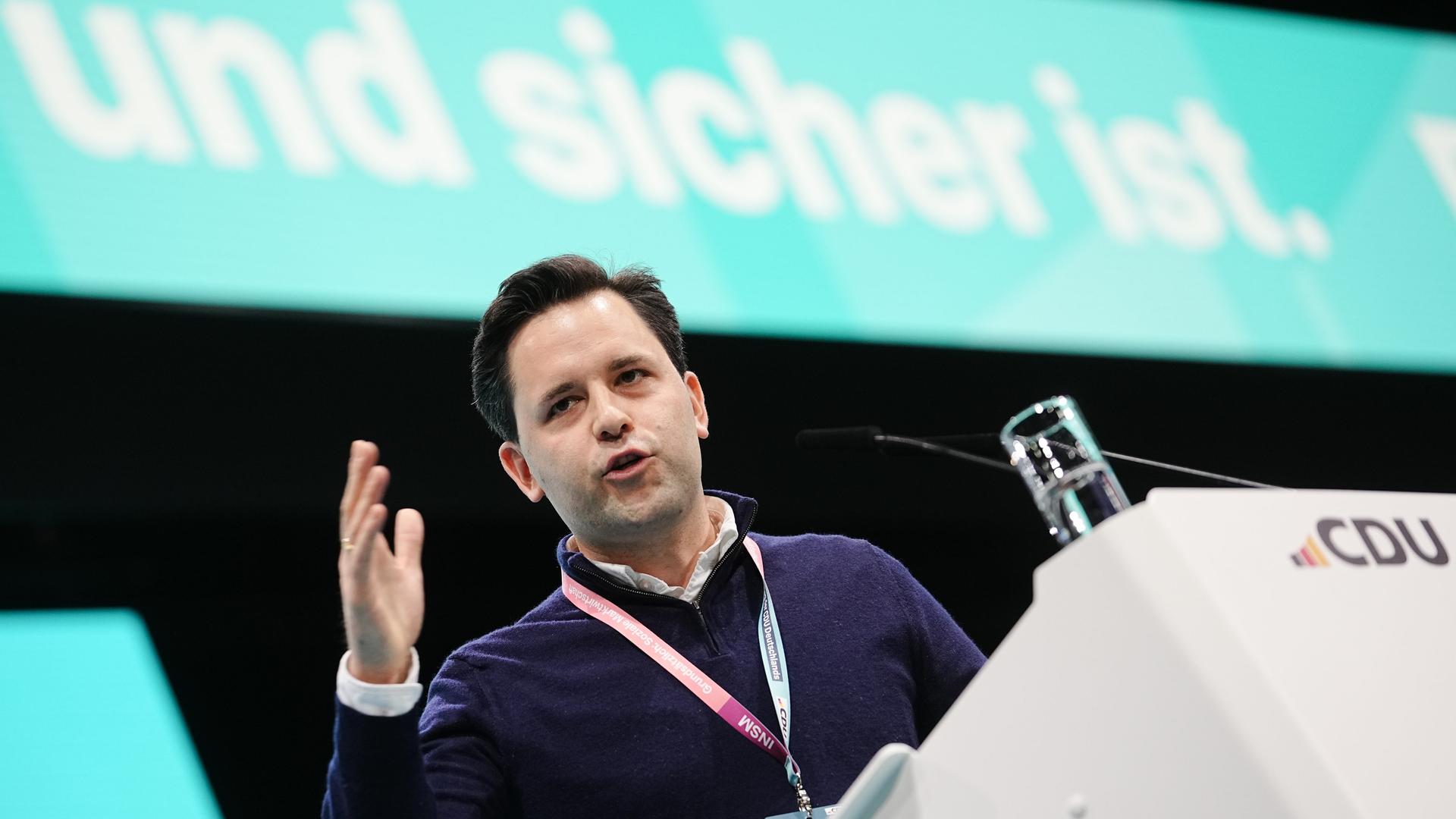 Berlin: Johannes Winkel, Vorsitzender der Jungen Union, spricht zu einem Änderungsantrag zur Wehrpflicht beim CDU-Bundesparteitag. 