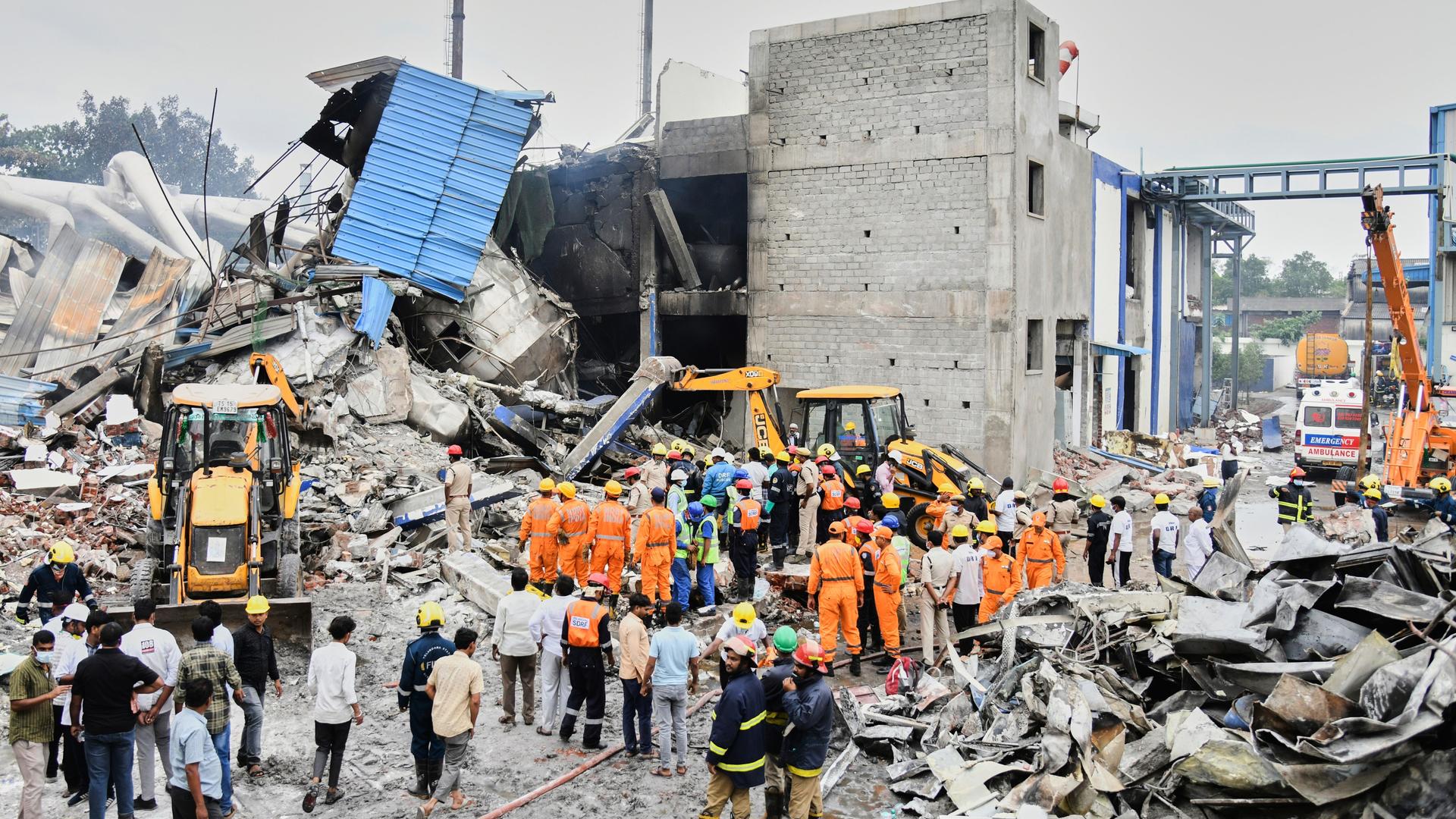 Indien, Sangareddy: Rettungskräfte suchen nach einer Explosion und einem Brand in einer Pharmafabrik in einem Industriegebiet in der Nähe von Hyderabad nach Überlebenden. Indien, Sangareddy: Rettungskräfte suchen nach einer Explosion und einem Brand in einer Pharmafabrik in einem Industriegebiet in der Nähe von Hyderabad nach Überlebenden.