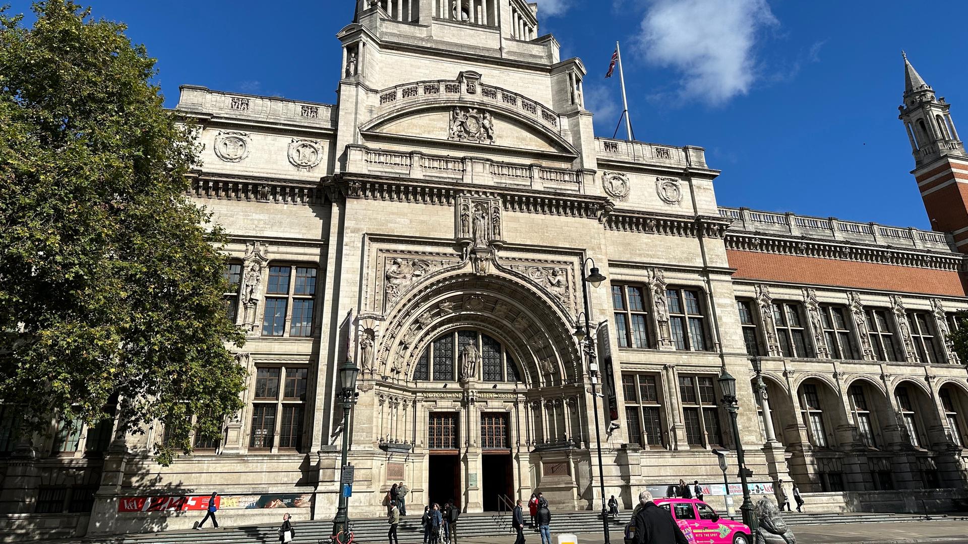 Der Eingang des Victoria und Albert Museums.