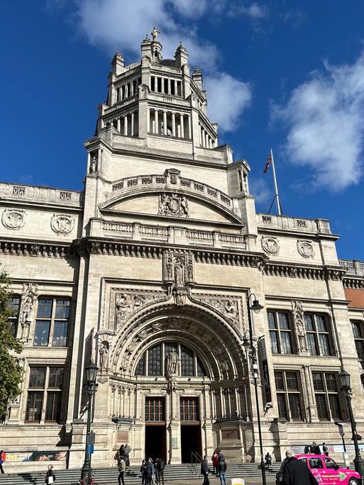 Der Eingang des Victoria und Albert Museums.