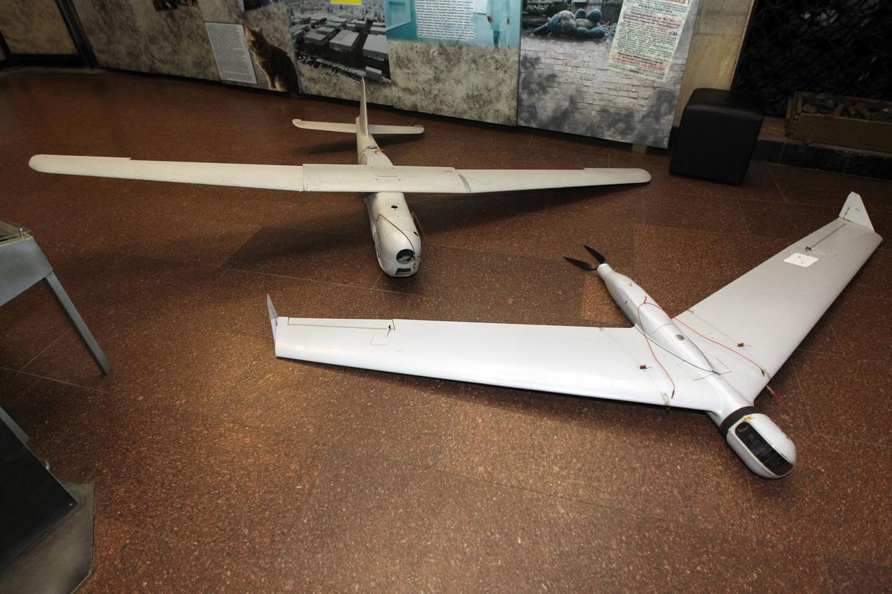 Zwei abgeschossene russische Drohnen liegen in einem Museum in Dnipro auf dem Boden nebeneinander. 