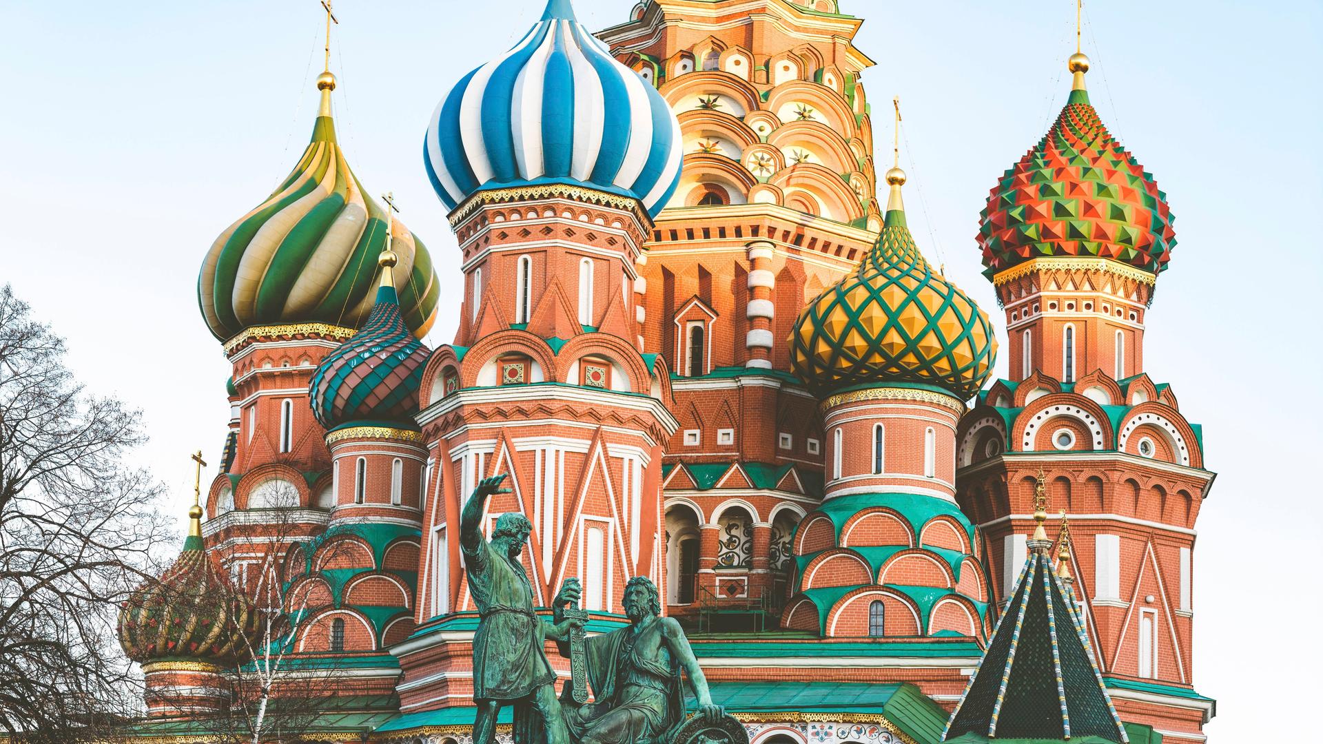 Blick auf die Zwiebeltürme auf die Basilius-Kathedrale auf dem Roten Platz in Moskau. 
