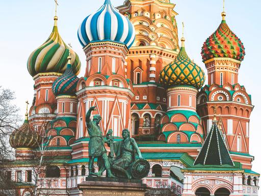 Blick auf die Zwiebeltürme auf die Basilius-Kathedrale auf dem Roten Platz in Moskau. 
