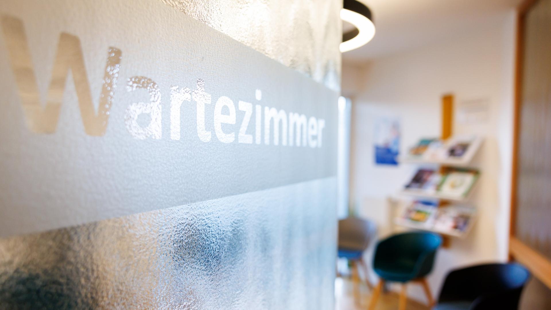 "Wartezimmer" ist auf der Tür eines Wartezimmers in einer Arztpraxis zu lesen.