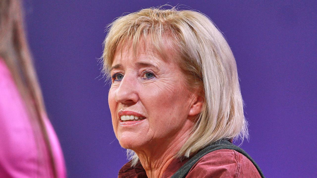 Ines Geipel spricht auf einer Veranstaltung.